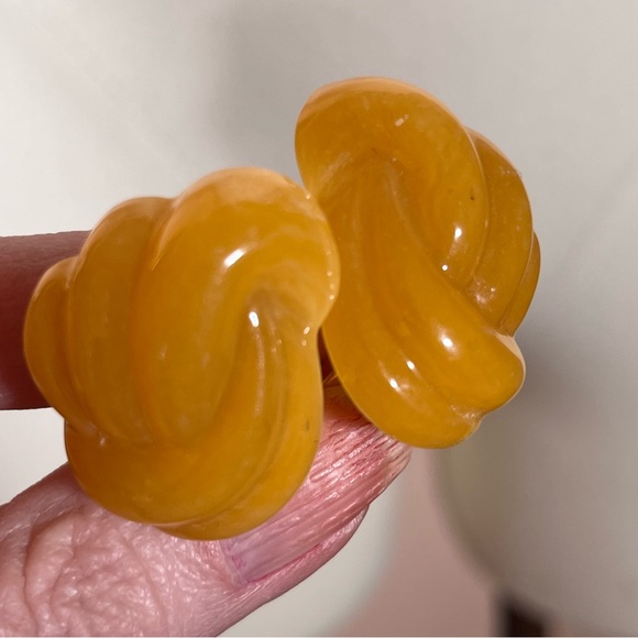 Vintage Retro Deco Lucite Plastic Oversized Amber colored Knot Clip Earrings - Picture 15 of 15